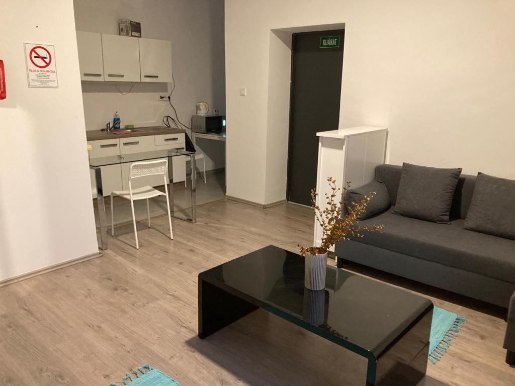 סזומבאת'לי Downtown Modern 3 Bedrroom+ Living Room Apartment Wesselenyi 1.3 מראה חיצוני תמונה