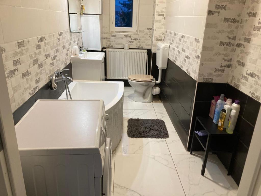סזומבאת'לי Downtown Modern 3 Bedrroom+ Living Room Apartment Wesselenyi 1.3 מראה חיצוני תמונה